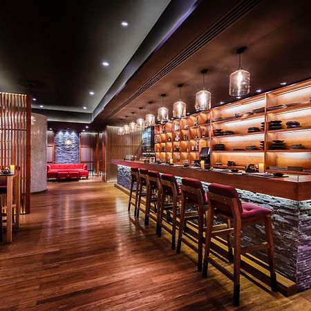 Intercontinental Muscat By Ihg Hotel Bagian luar foto The bar at the restaurant