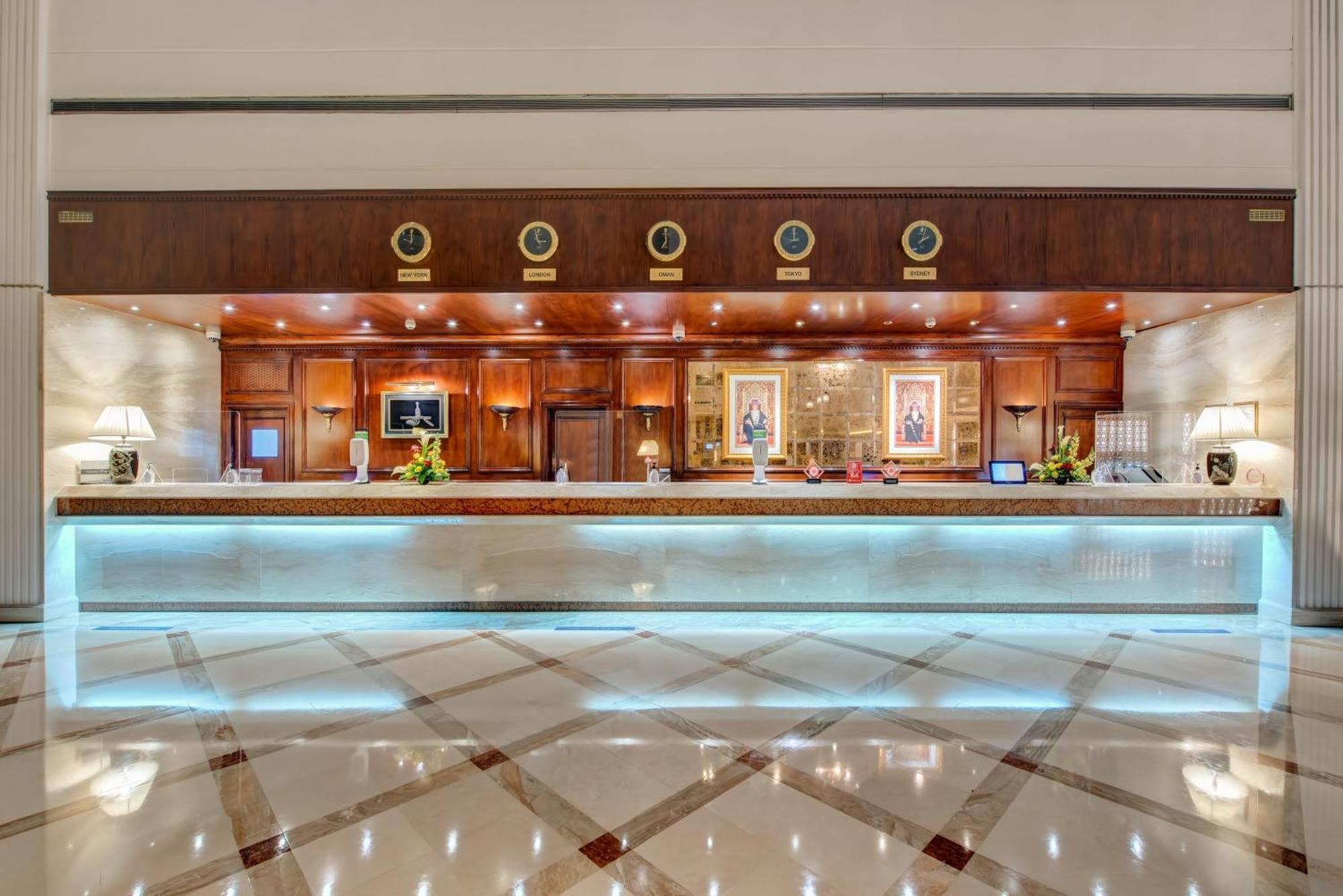 Intercontinental Muscat By Ihg Hotel Bagian luar foto Reception desk at the Grand Hotel
