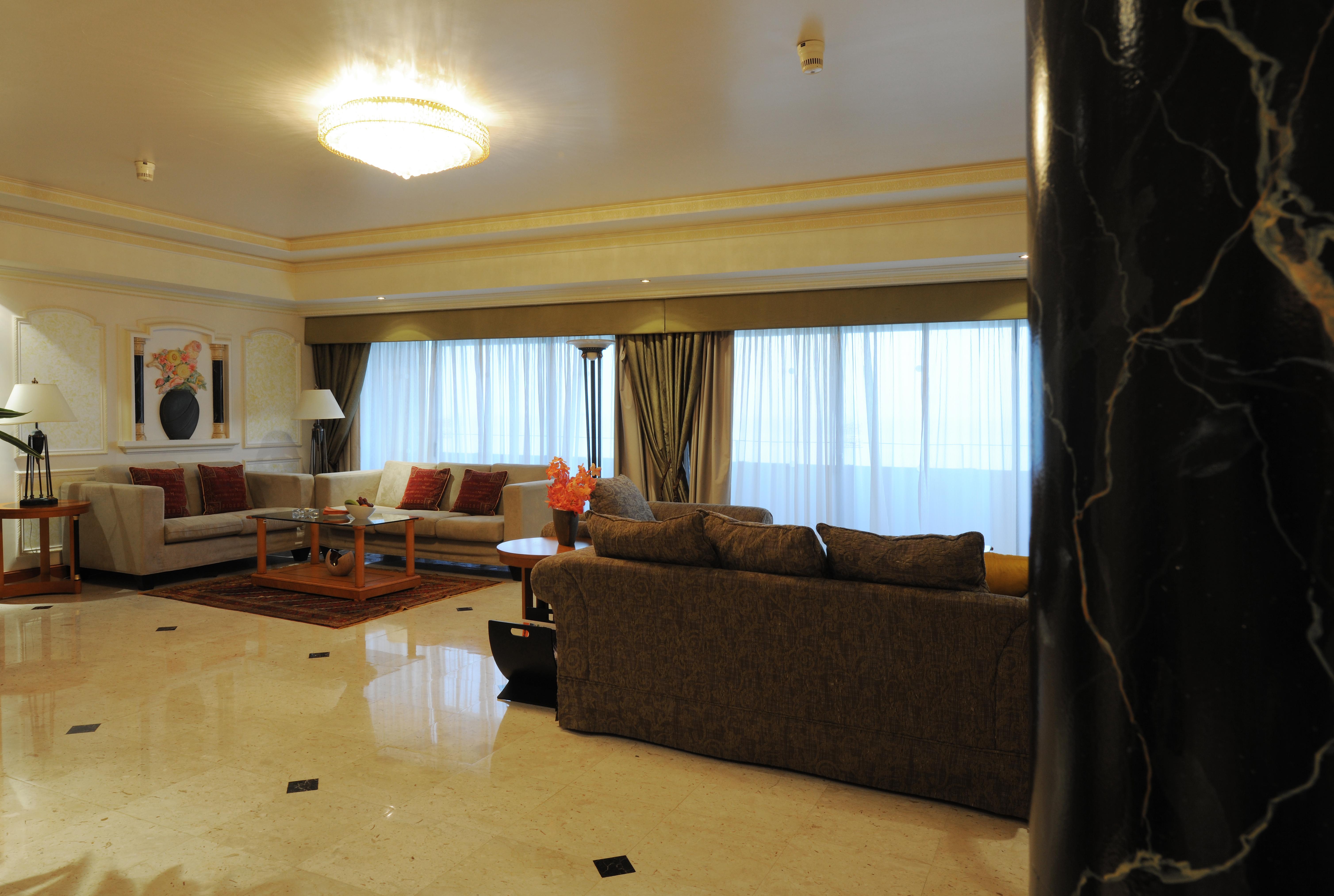 Intercontinental Muscat By Ihg Hotel Bagian luar foto A living room in a luxury apartment