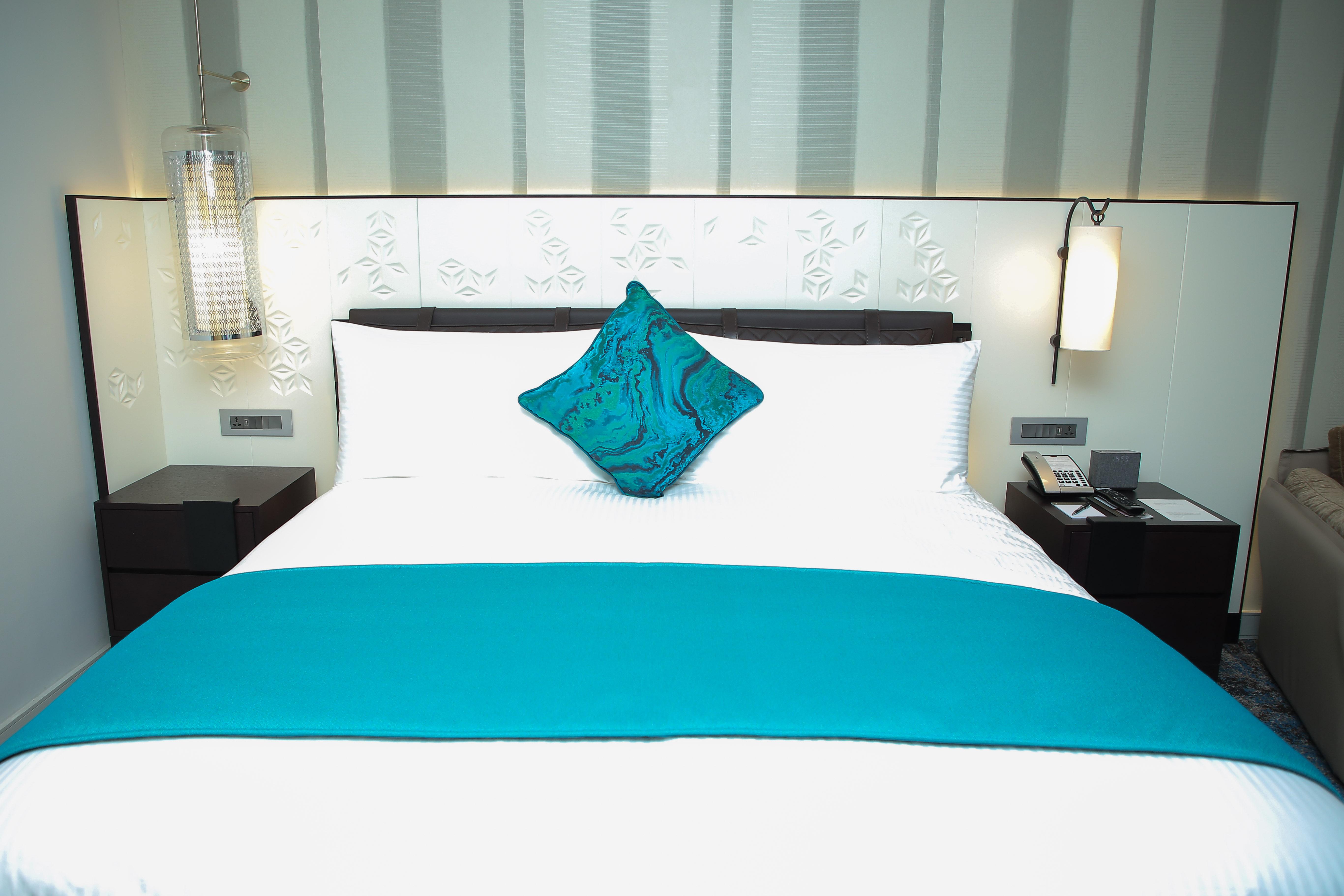 Intercontinental Muscat By Ihg Hotel Bagian luar foto A bed