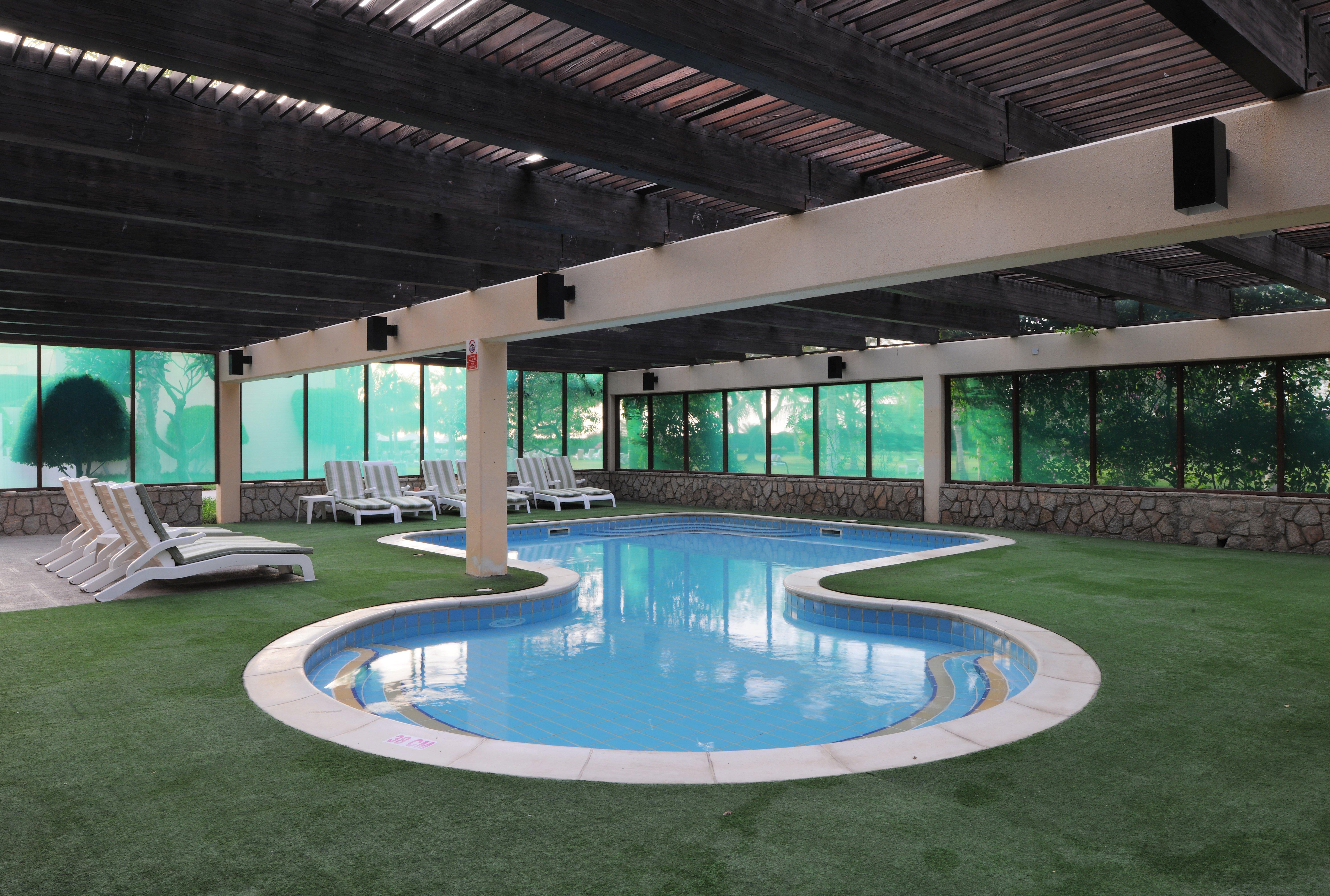 Intercontinental Muscat By Ihg Hotel Bagian luar foto Swimming pool at the hotel