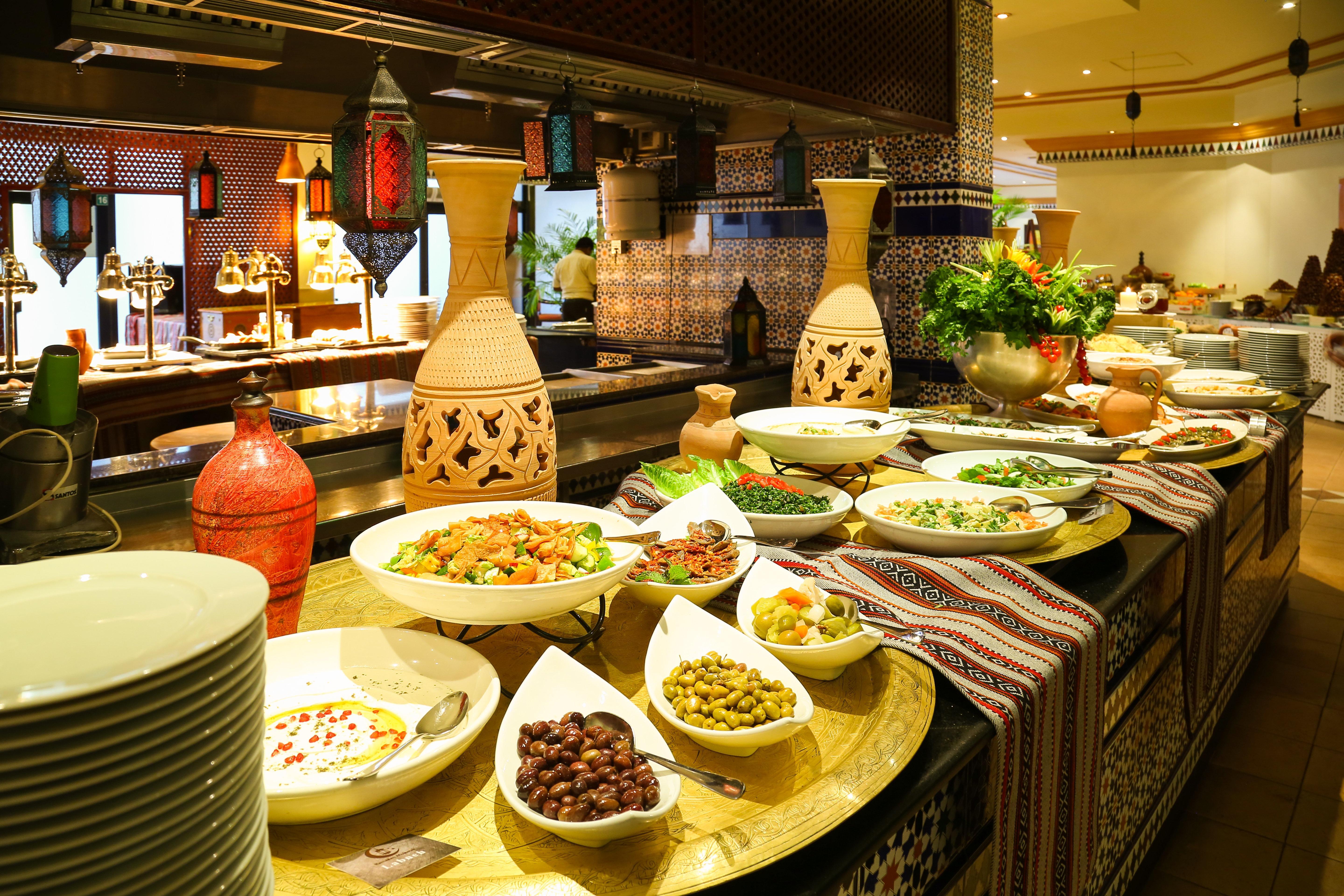 Intercontinental Muscat By Ihg Hotel Bagian luar foto A buffet at a restaurant