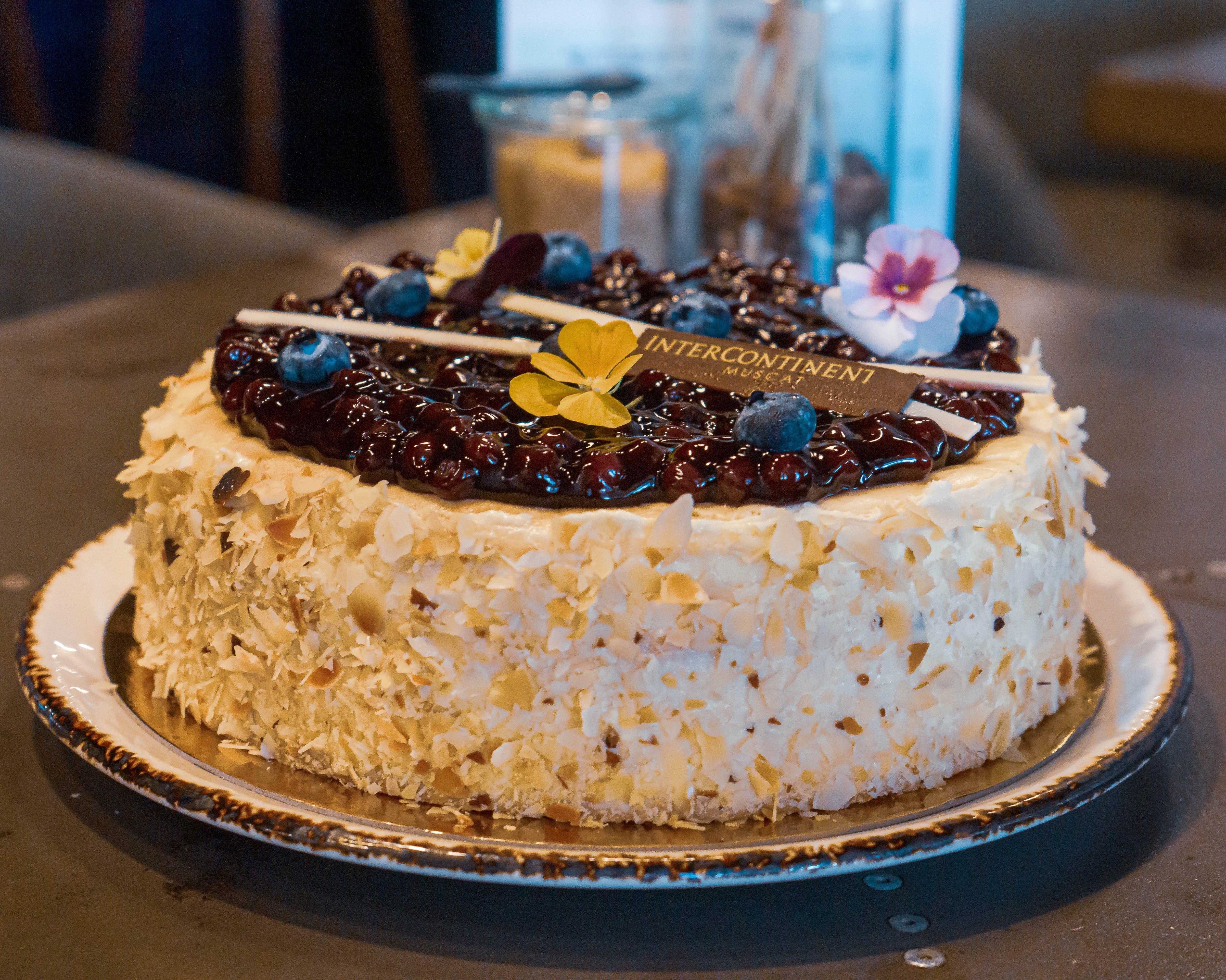 Intercontinental Muscat By Ihg Hotel Bagian luar foto A blueberry cake