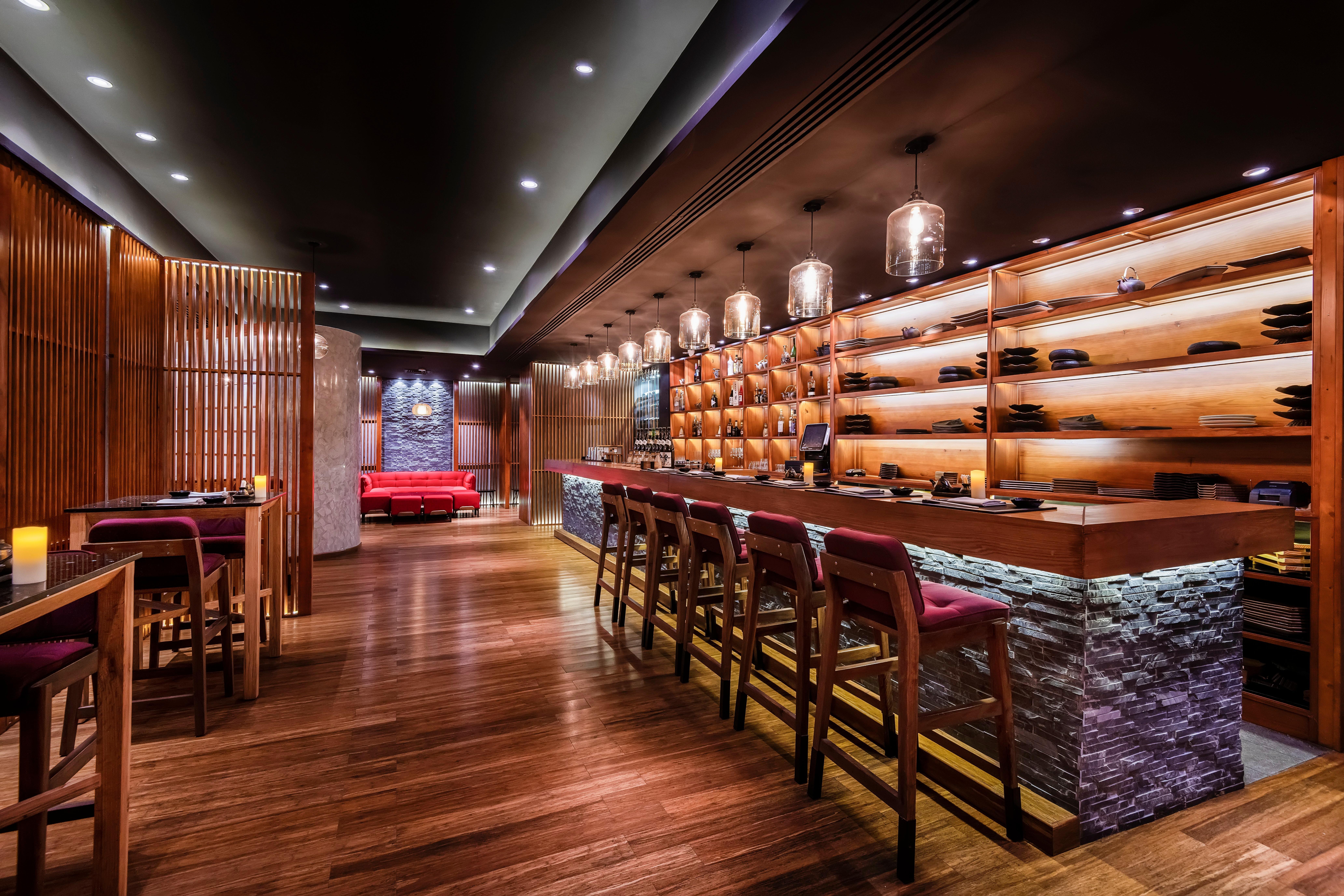 Intercontinental Muscat By Ihg Hotel Bagian luar foto The bar at the restaurant