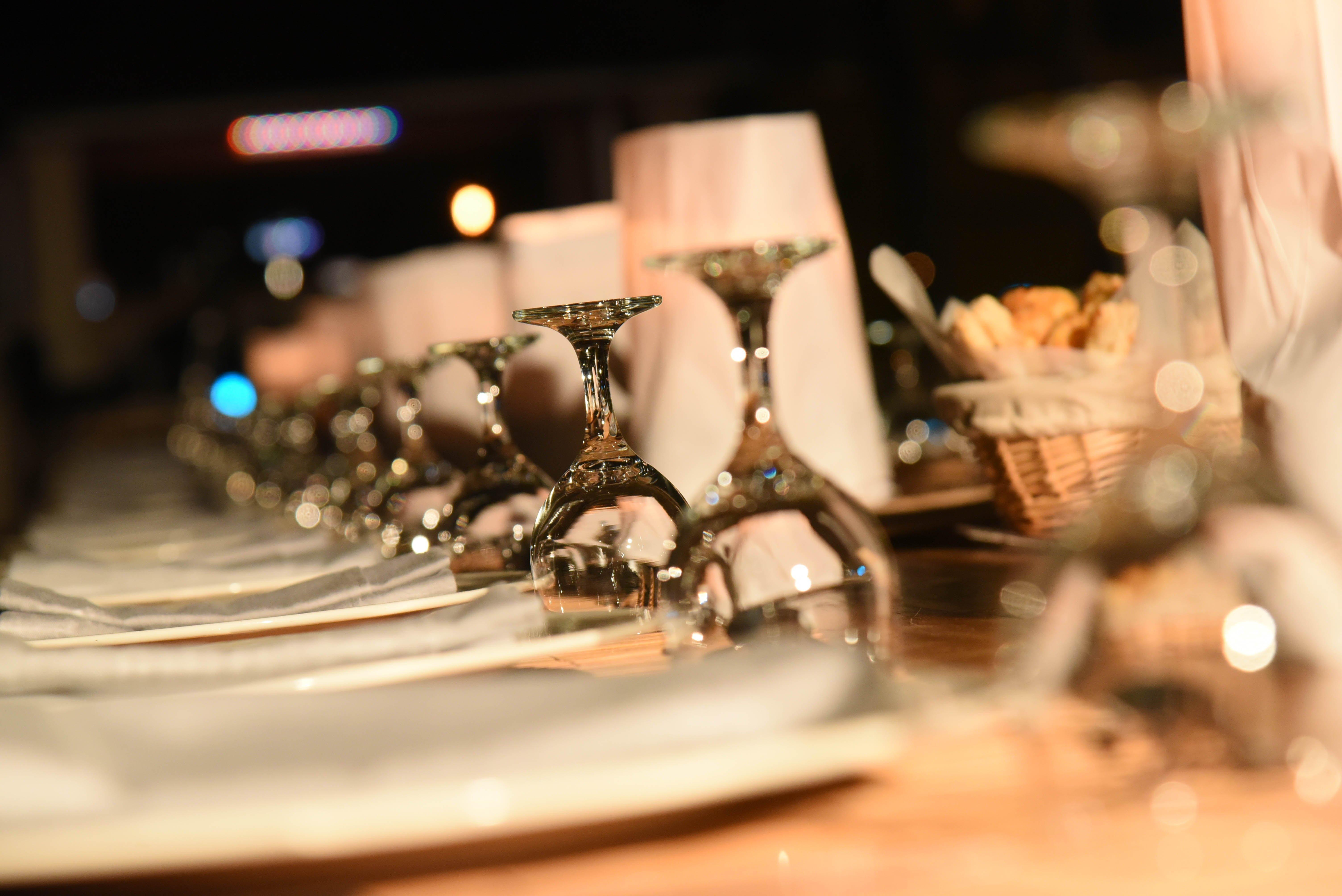 Intercontinental Muscat By Ihg Hotel Bagian luar foto A table at a restaurant