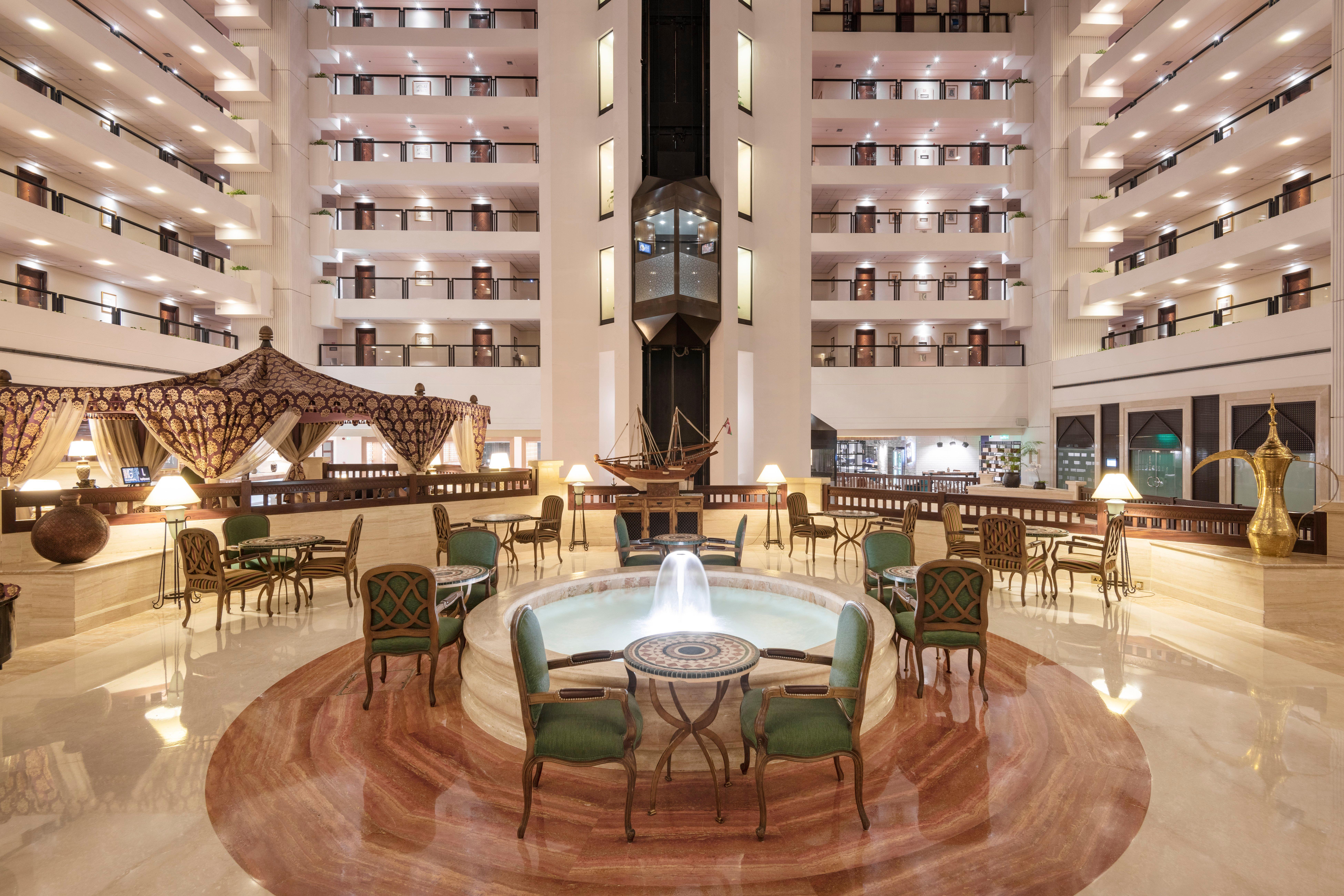 Intercontinental Muscat By Ihg Hotel Bagian luar foto The lobby of the hotel