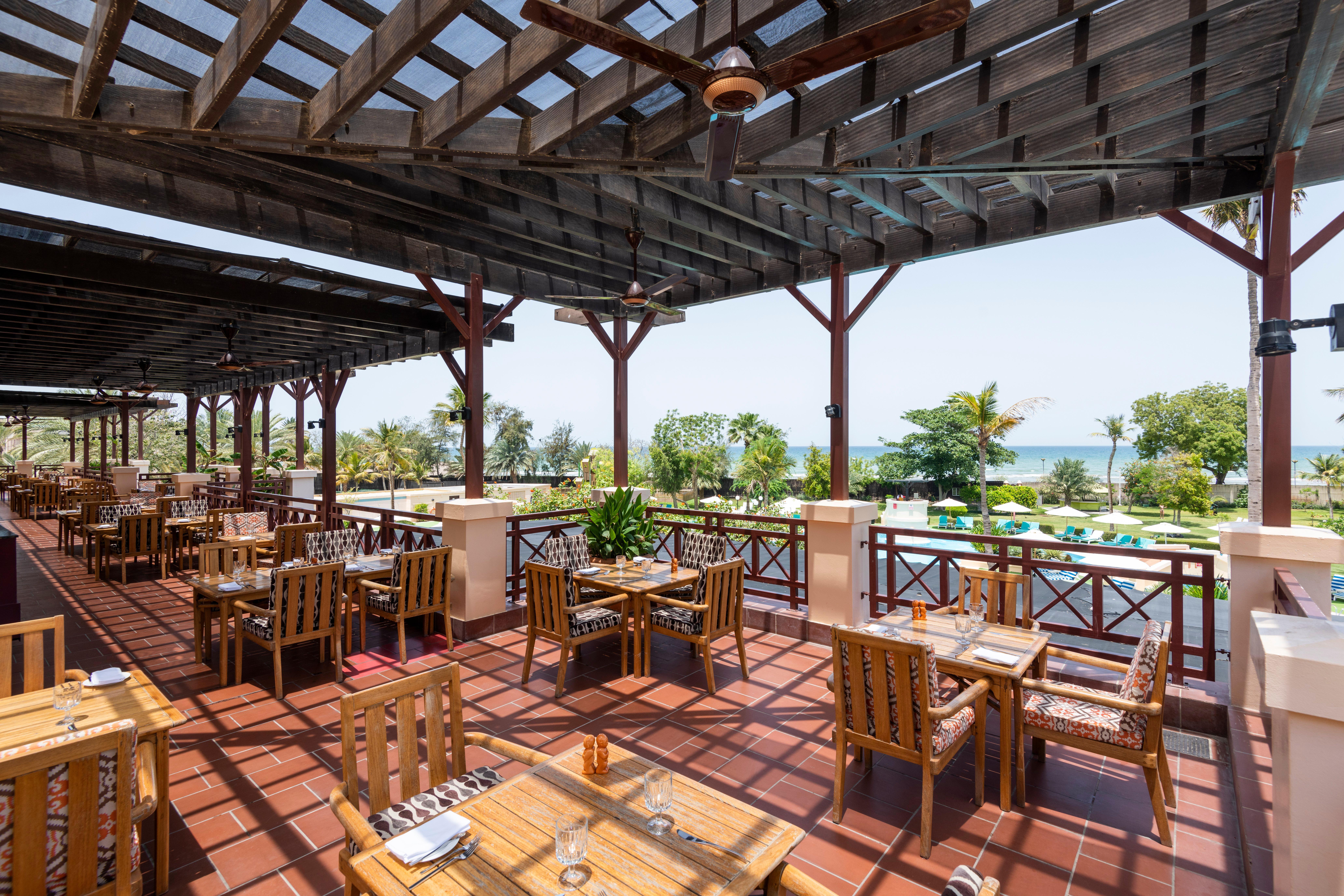 Intercontinental Muscat By Ihg Hotel Bagian luar foto The restaurant at the resort