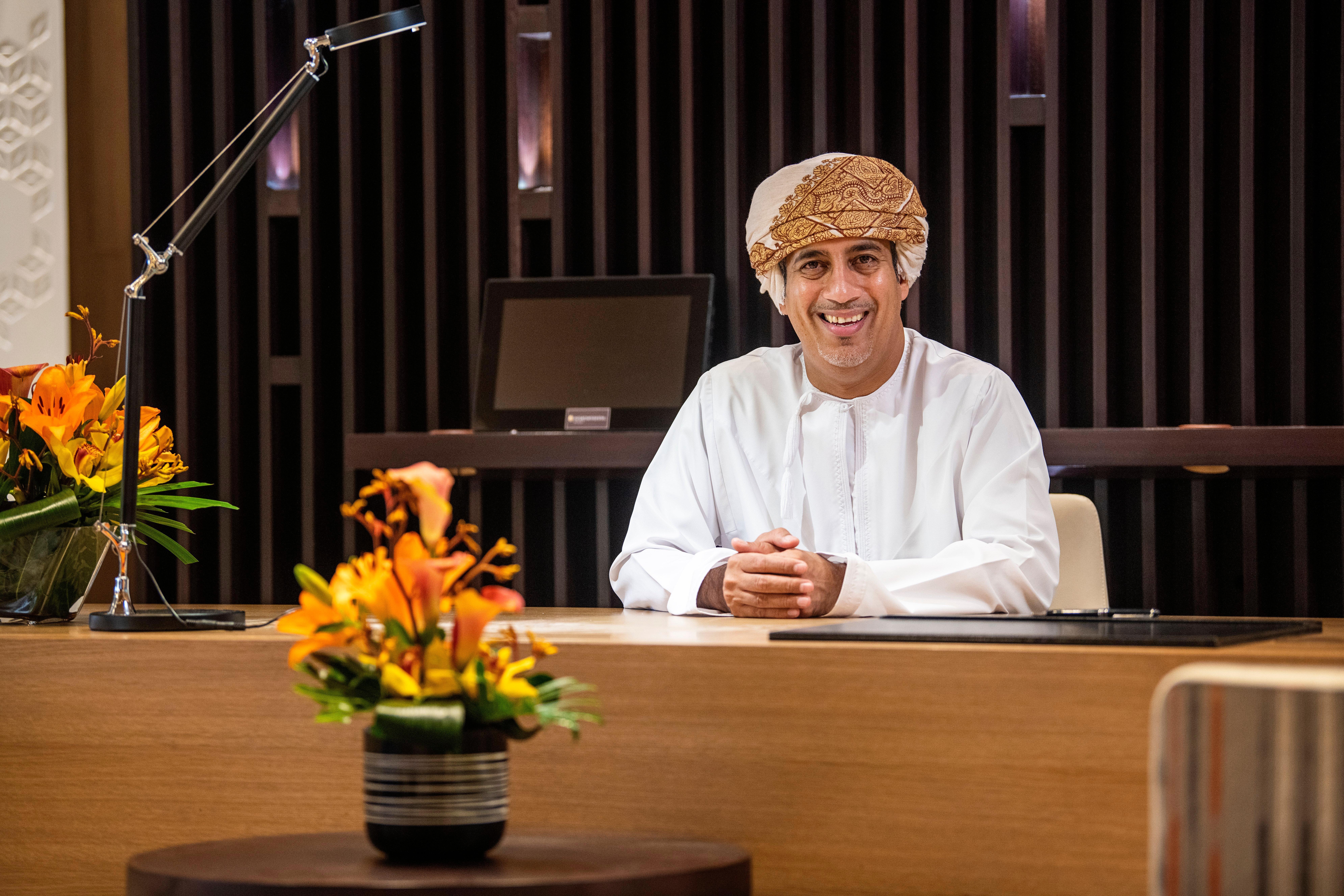 Intercontinental Muscat By Ihg Hotel Bagian luar foto A hotel manager at the reception desk