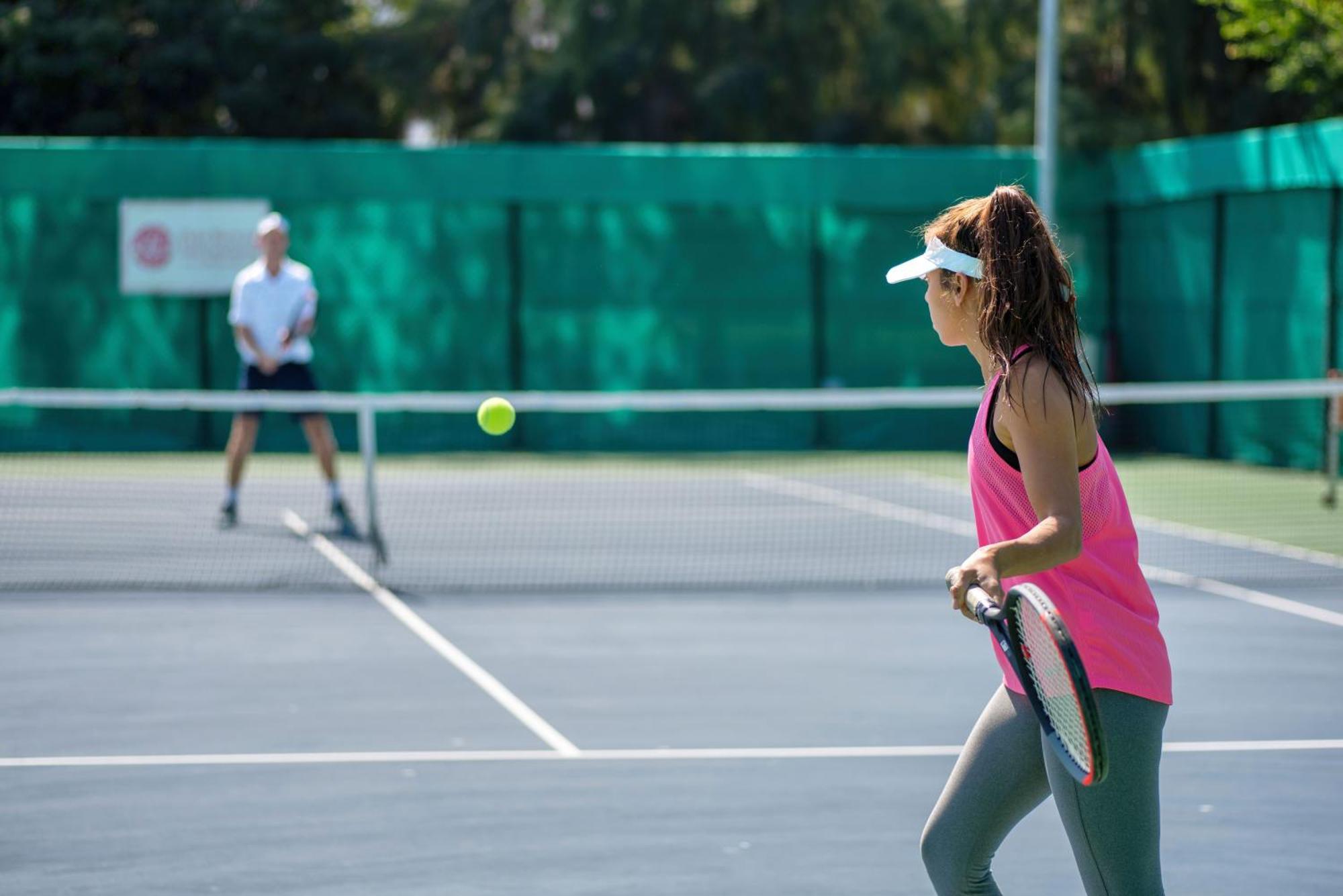 Intercontinental Muscat By Ihg Hotel Bagian luar foto Tennis player preparing to return a serve