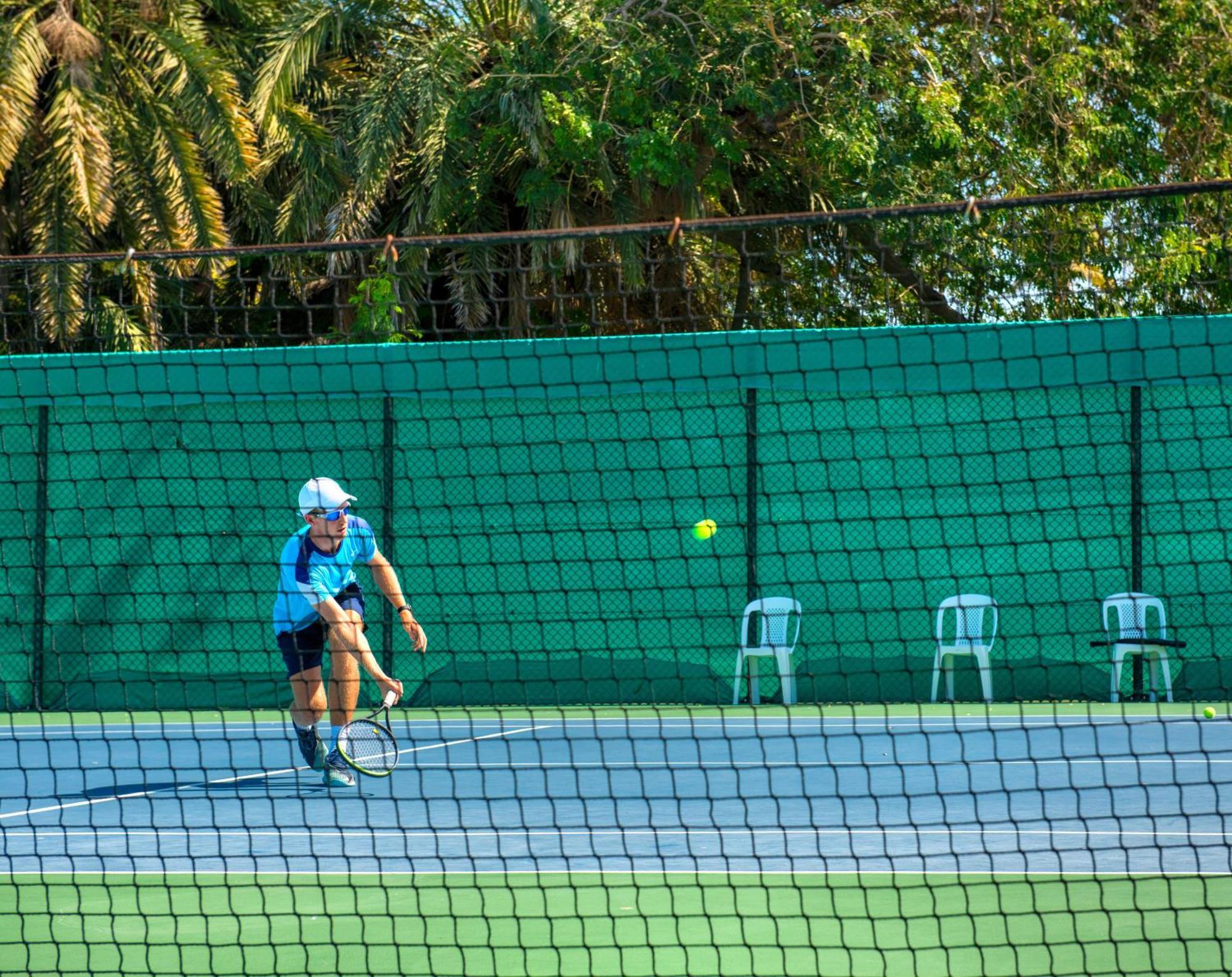 Intercontinental Muscat By Ihg Hotel Bagian luar foto A player returns a serve.