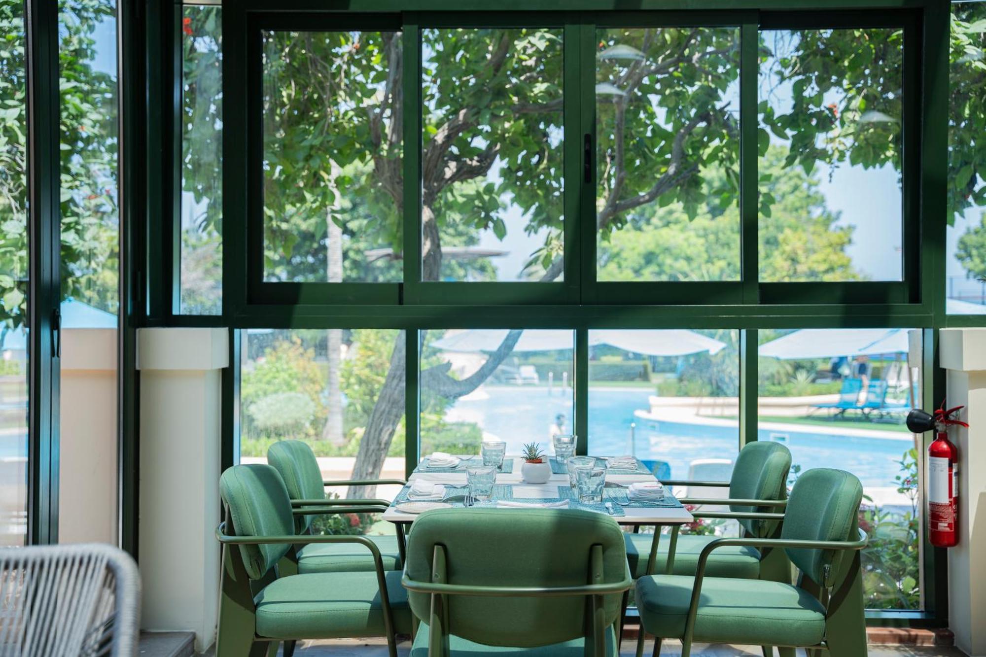 Intercontinental Muscat By Ihg Hotel Bagian luar foto The interior of the hotel