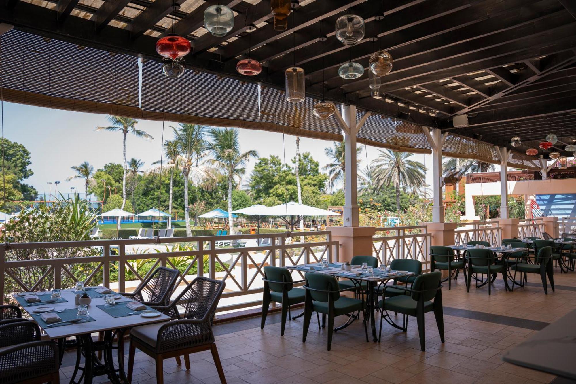 Intercontinental Muscat By Ihg Hotel Bagian luar foto The restaurant