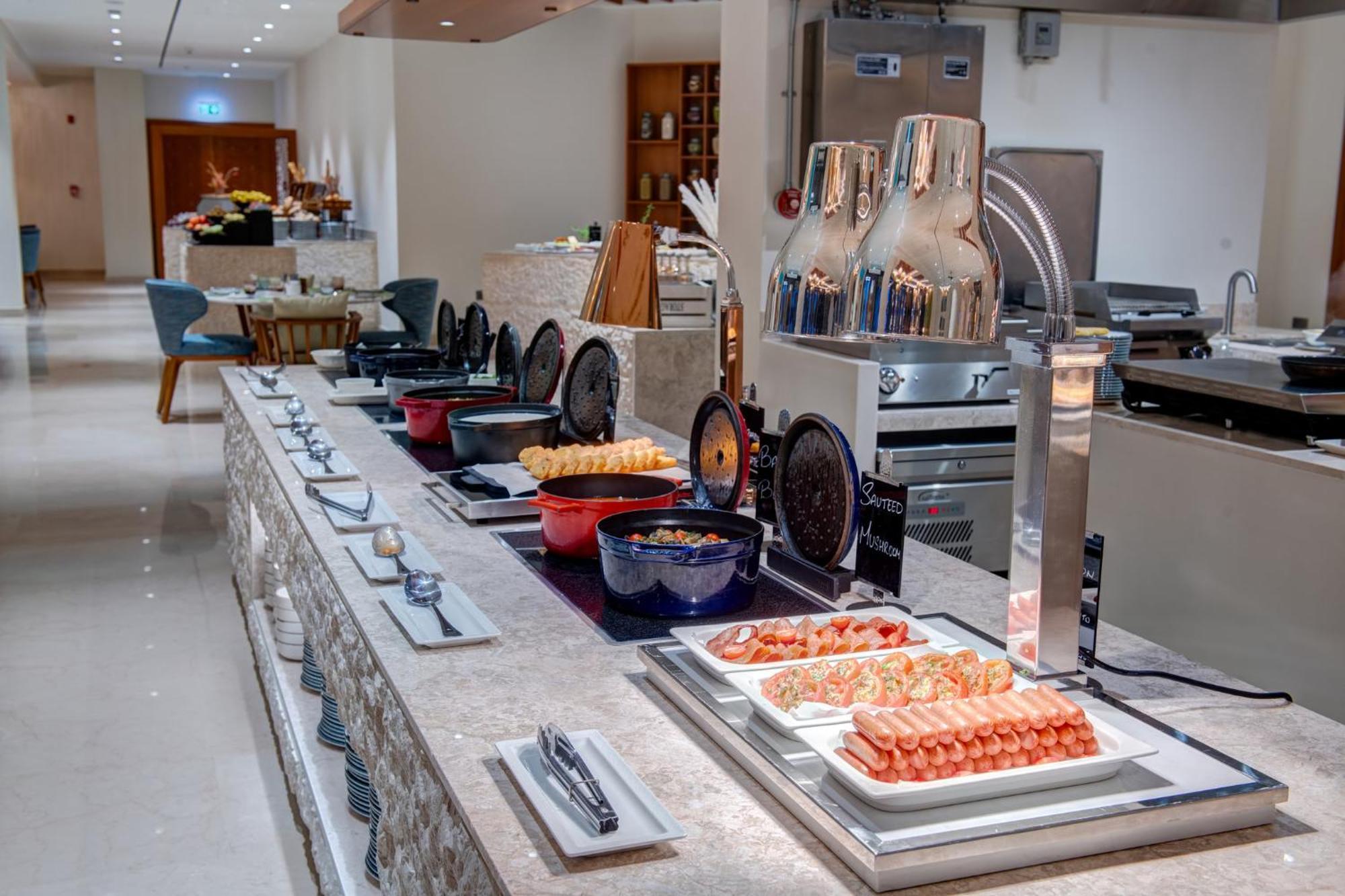 Intercontinental Muscat By Ihg Hotel Bagian luar foto A buffet at a hotel