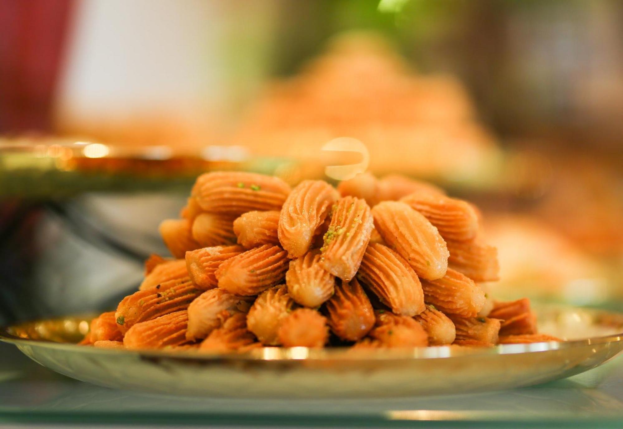 Intercontinental Muscat By Ihg Hotel Bagian luar foto A plate of shakarpara
