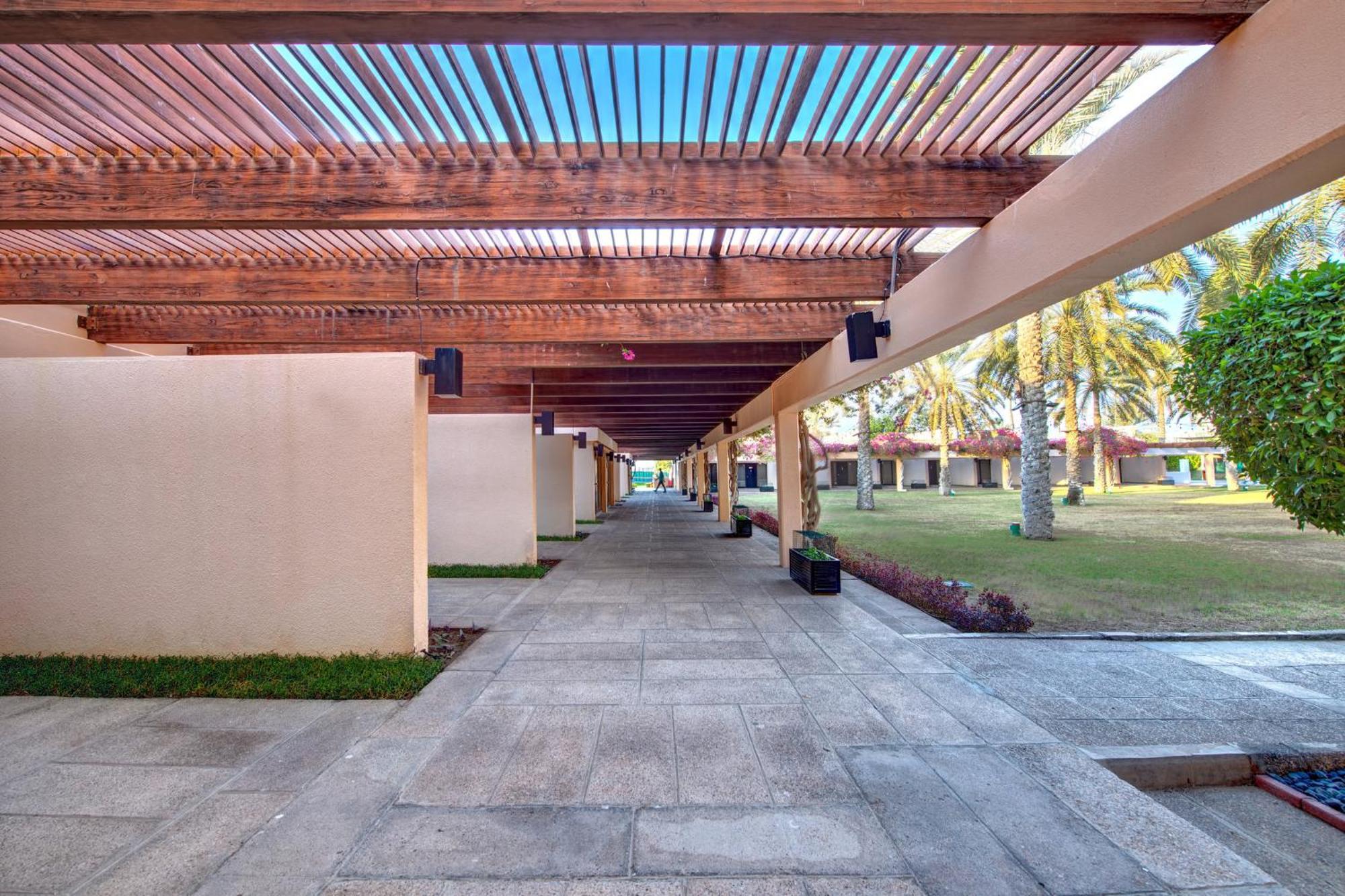 Intercontinental Muscat By Ihg Hotel Bagian luar foto The resort's main walkway