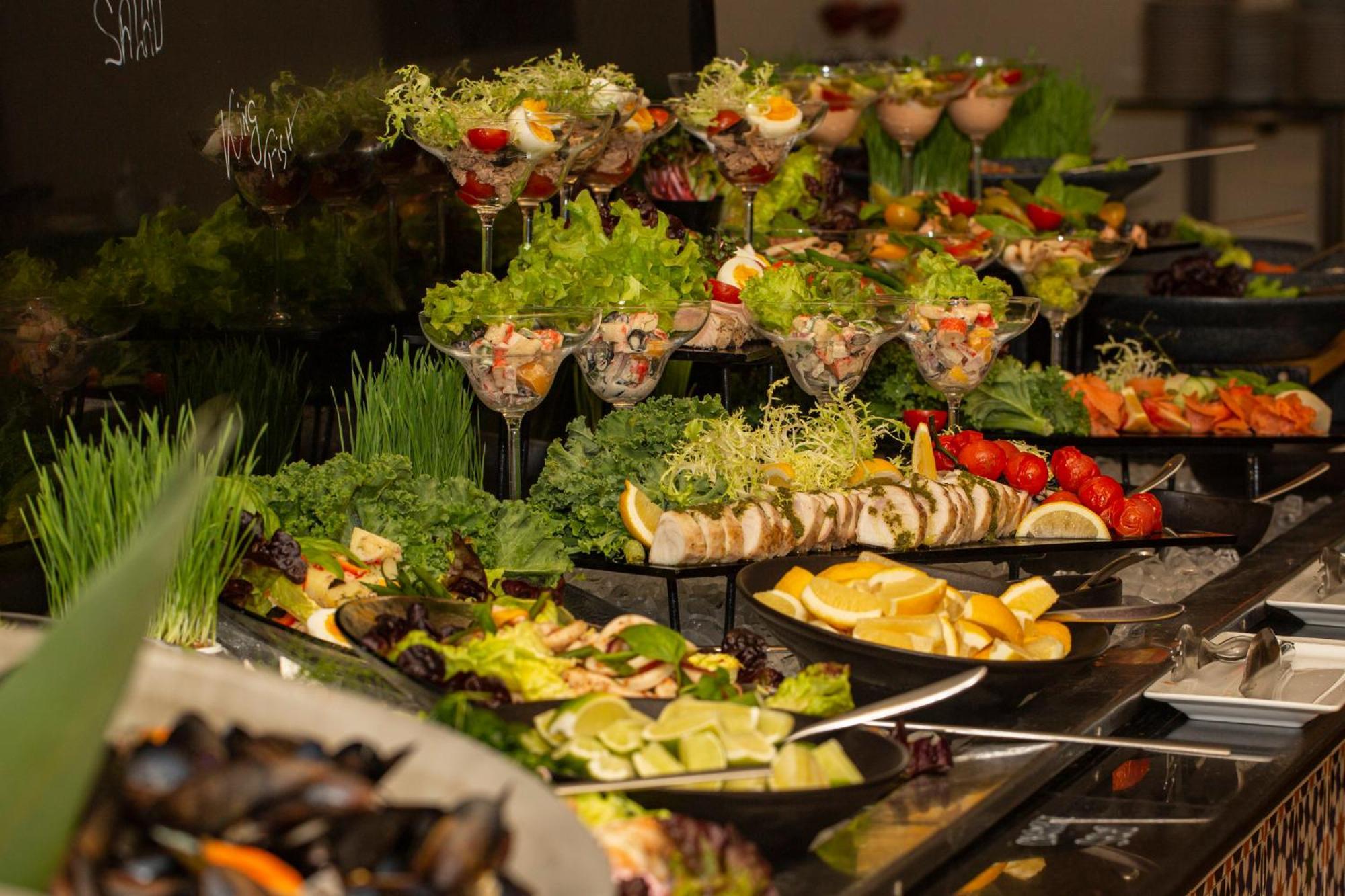 Intercontinental Muscat By Ihg Hotel Bagian luar foto A salad bar