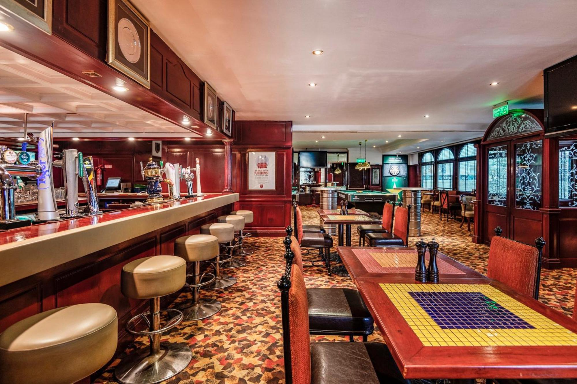 Intercontinental Muscat By Ihg Hotel Bagian luar foto The interior of the bar